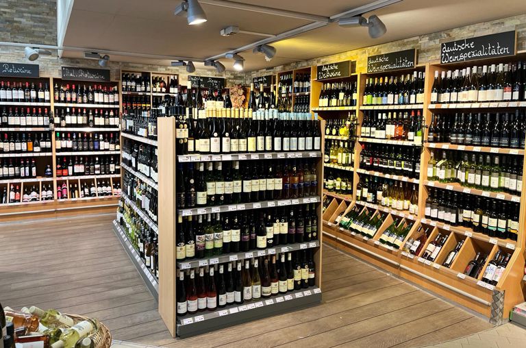 Im allfrisch-Markt in der Lotterstraße in Osnabrück steht eine Weinvielfalt wie im Fachhandel mit zahlreichen Weinen aus Deutschland, Europa und aller Welt zum Kauf bereit. Steht ein edler Tropfen nicht im Regal, kann dieser jederzeit auf Bestellung geliefert werden