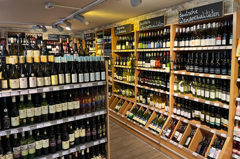 Im allfrisch-Markt in der Lotter Straße in Osnabrück steht eine Weinvielfalt wie im Fachhandel mit zahlreichen Weinen aus Deutschland, Europa und aller Welt zum Kauf bereit. Steht ein edler Tropfen nicht im Regal, kann dieser jederzeit auf Bestellung geliefert werden