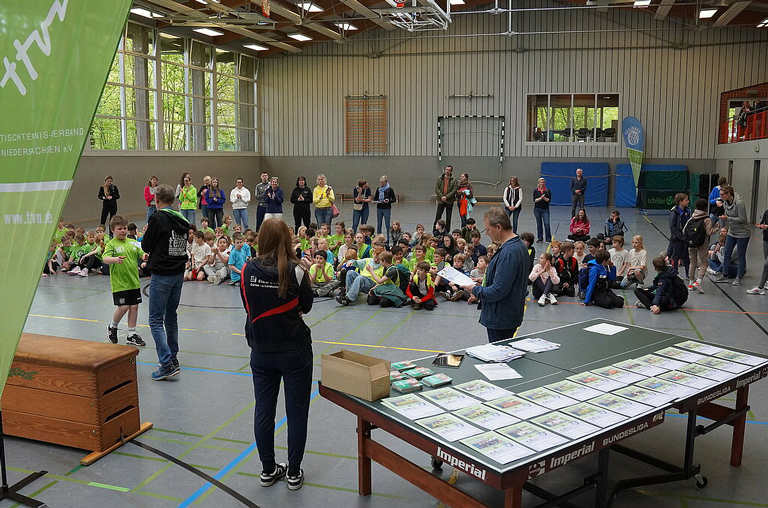 Pokalübergabe beim 14. Tischtennis-Rundlauf-Team-Cup