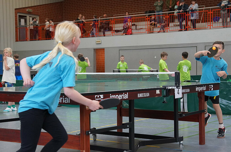 Spannende Ballwechsel beim 14. Tischtennis-Rundlauf-Team-Cup