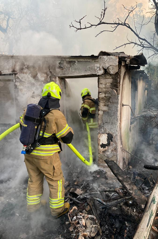 In Aktion: Die Feuerwehr löscht bei einem Einsatz ein Feuer