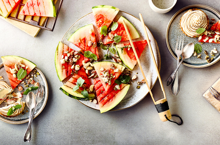 Cooler Nachtisch_ gegrillte Wassermelone mit Eis