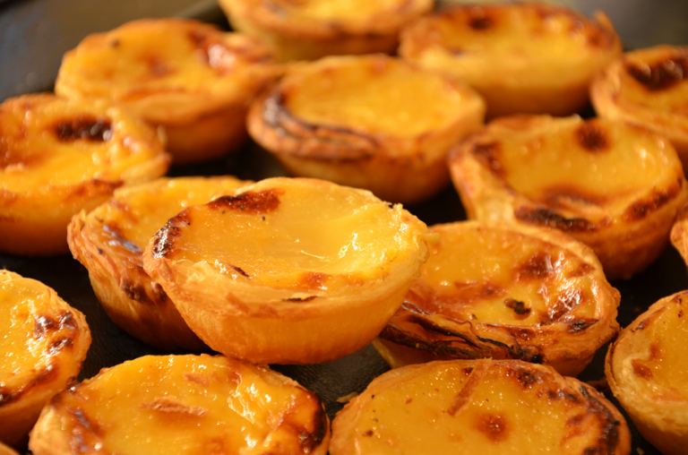 Pastel de Nata in der Auslage von Kutsches Backstuben