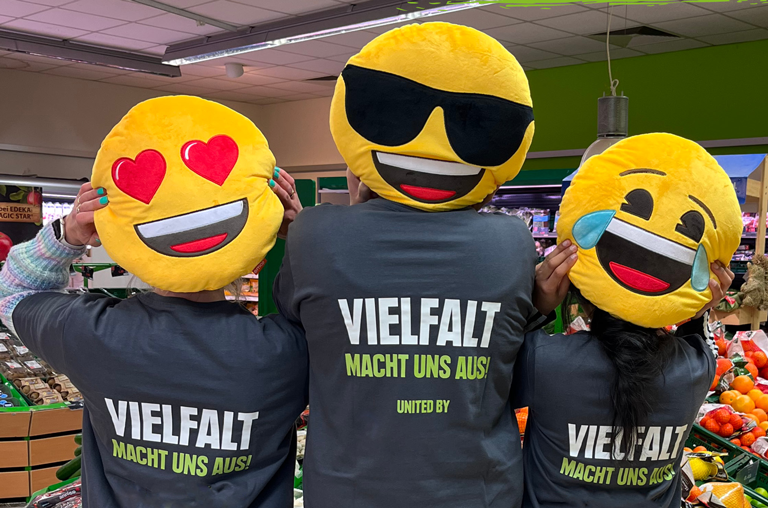 Azubis mit speziellen Shirts und Emoji-Kissen